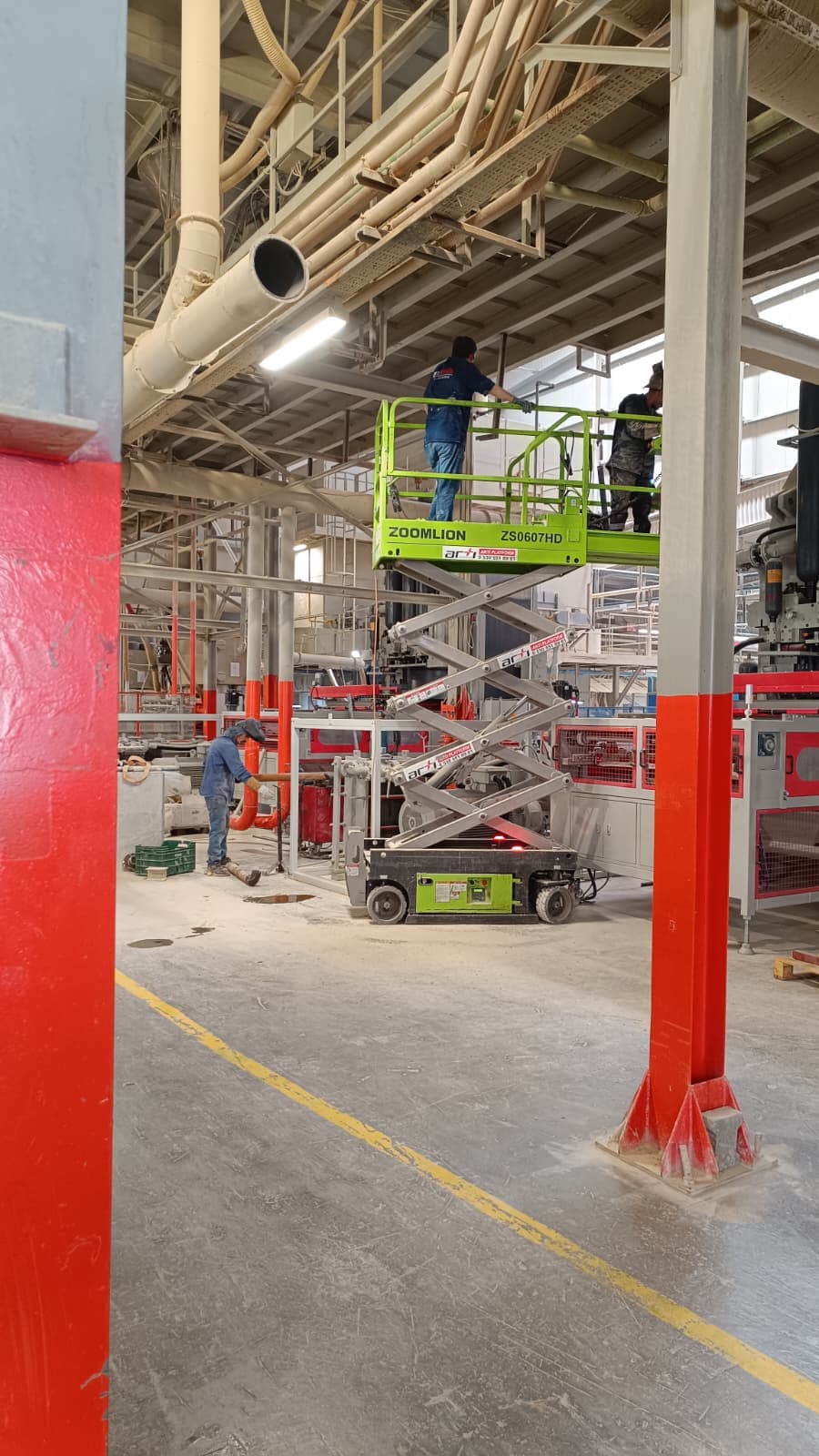 Makaslı platform ile depo içi raf erişim çalışması